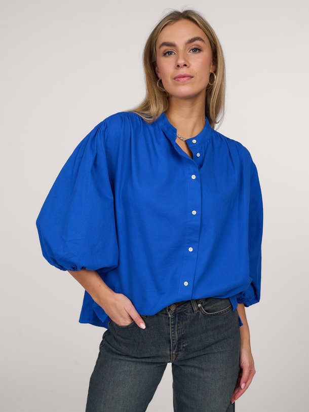 Ontdek de Kylie katoen/linnenmix blouse van Bellerose in de kleur blauw bij Orangebag. Op werkdagen voor 21:45 besteld, morgen in huis.