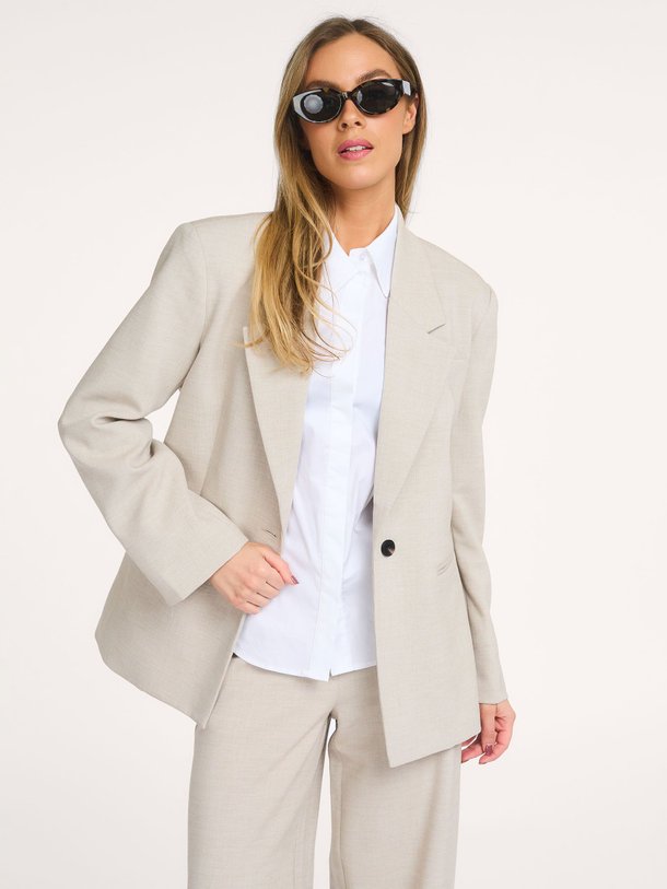 Ontdek de Mava viscosemix blazer van Co'Couture in de kleur Ecru bij Orangebag. Op werkdagen voor 21:45 besteld, morgen in huis.