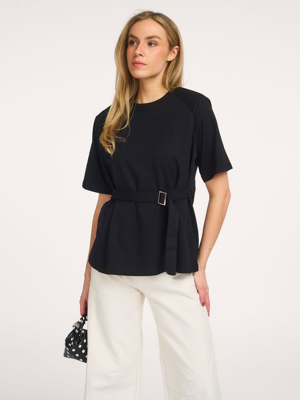 Ontdek de Apir jersey T-shirt met riem van My Essential Wardrobe in de kleur Zwart bij Orangebag. Op werkdagen voor 21:45 besteld, morgen in huis.