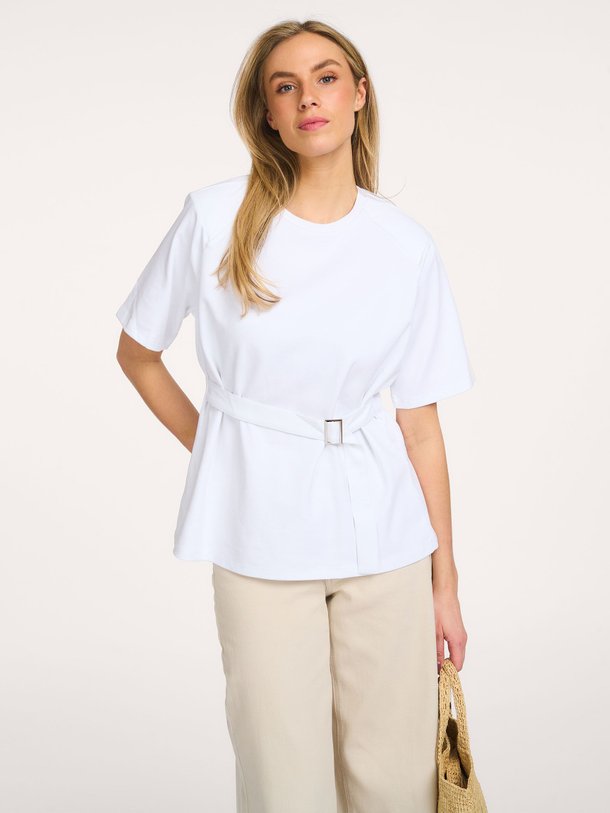 Ontdek de Apir jersey T-shirt met riem van My Essential Wardrobe in de kleur Off-white bij Orangebag. Op werkdagen voor 21:45 besteld, morgen in huis.