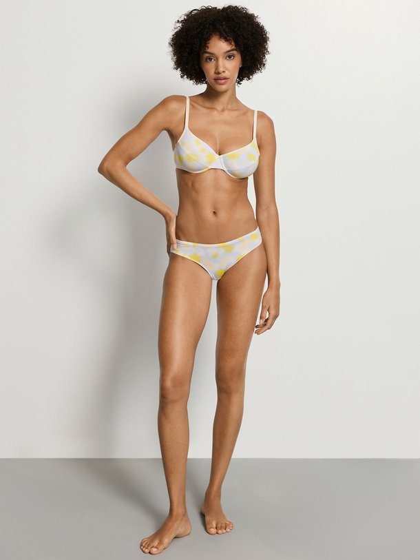 Ontdek de Monea jersey beha met print van Hanro in de kleur Geel bij Orangebag. Op werkdagen voor 21:45 besteld, morgen in huis.