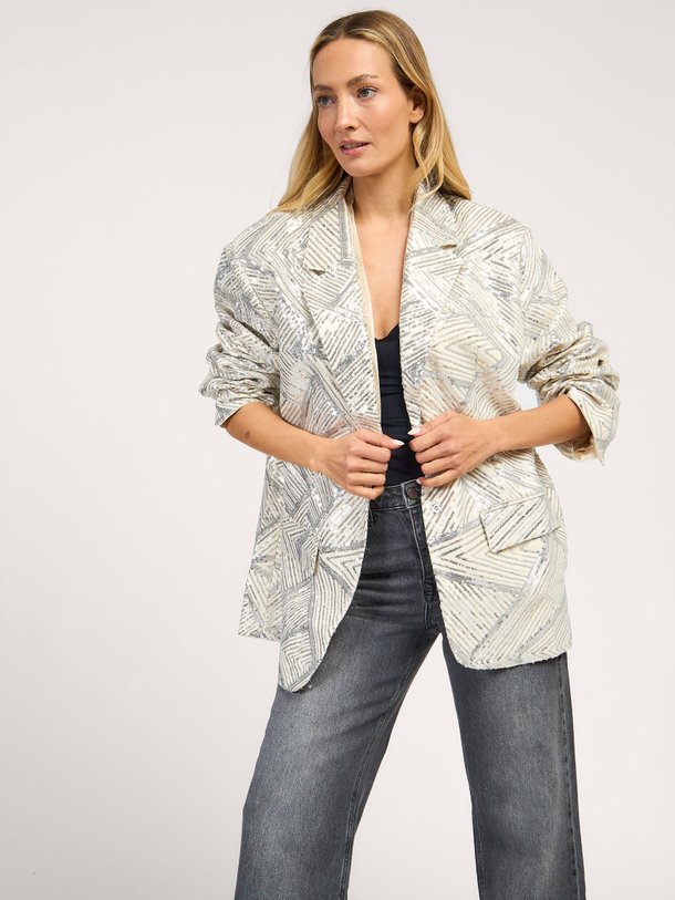 Ontdek de Genta geweven blazer met pailletten van Gestuz in de kleur champagne bij Orangebag. Op werkdagen voor 21:45 besteld, morgen in huis.