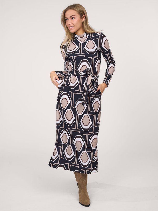 Ontdek de Wendi medium travel jersey jurk van Studio Anneloes in de kleur zwart bij Orangebag. Op werkdagen voor 21:45 besteld, morgen in huis.