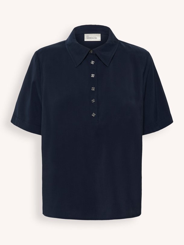 Ontdek de Mindy viscosemix polo top van My Essential Wardrobe in de kleur Donkerblauw bij Orangebag. Op werkdagen voor 21:45 besteld, morgen in huis.