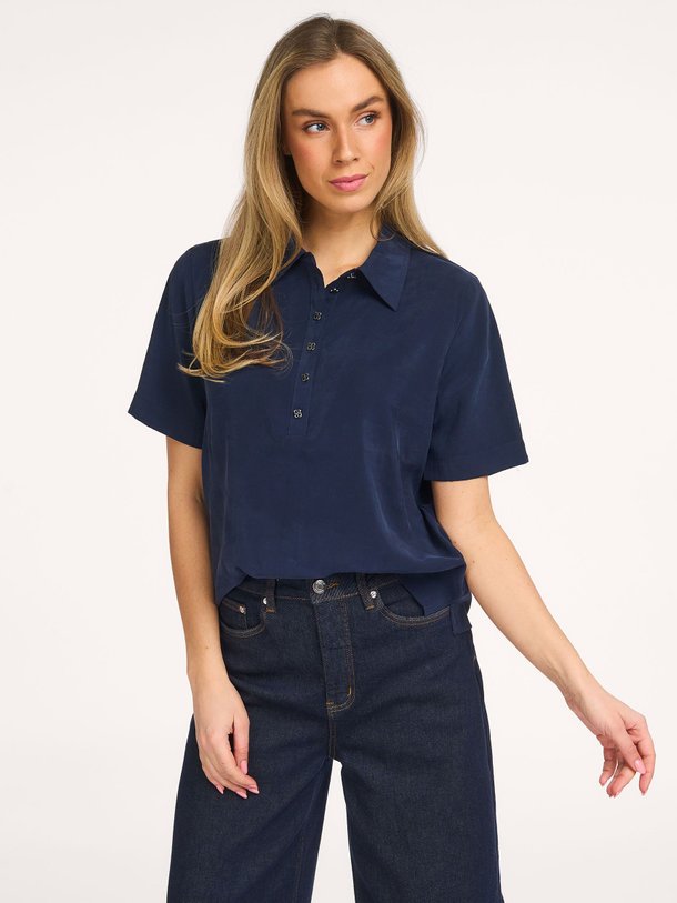 Ontdek de Mindy viscosemix polo top van My Essential Wardrobe in de kleur Donkerblauw bij Orangebag. Op werkdagen voor 21:45 besteld, morgen in huis.