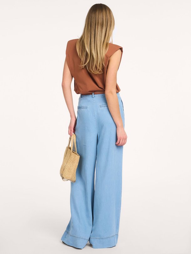 Ontdek de Tilly high waist loose fit non-stretch jeans van Co'Couture in de kleur Blauw bij Orangebag. Op werkdagen voor 21:45 besteld, morgen in huis.