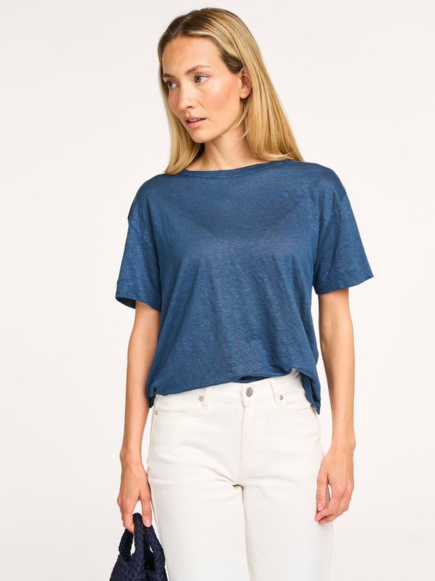 Ontdek de M011 Linnenmix T-shirt van Majestic Filatures in de kleur donkerblauw bij Orangebag. Op werkdagen voor 21:45 besteld, morgen in huis.