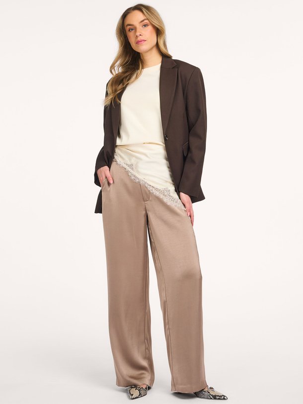 Ontdek de Emmett geweven satijnlook pantalon van Neo Noir in de kleur Taupe bij Orangebag. Op werkdagen voor 21:45 besteld, morgen in huis.