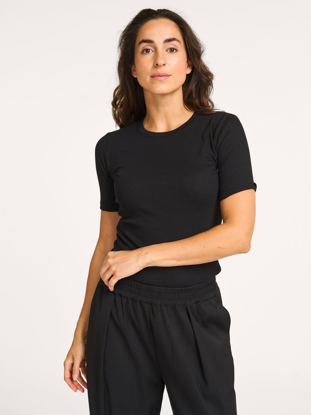 Ontdek de Saalexo organic cotton rib T-shirt van Samsoe Samsoe in de kleur zwart bij Orangebag. Op werkdagen voor 21:45 besteld, morgen in huis.