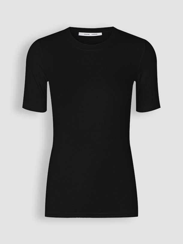 Ontdek de Saalexo organic cotton rib T-shirt van Samsoe Samsoe in de kleur zwart bij Orangebag. Op werkdagen voor 21:45 besteld, morgen in huis.