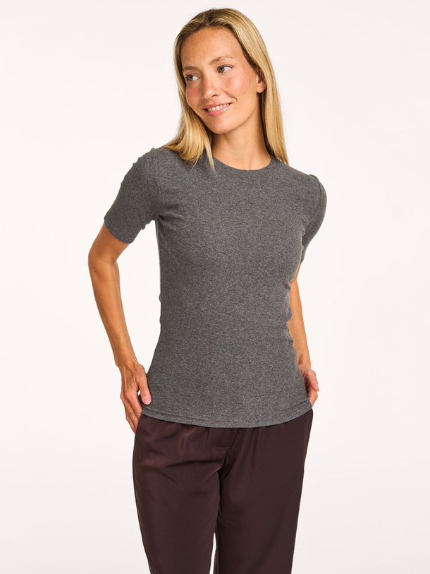 Ontdek de Saalexo organic cotton gemêleerd rib T-shirt van Samsoe Samsoe in de kleur grijs bij Orangebag. Op werkdagen voor 21:45 besteld, morgen in huis.