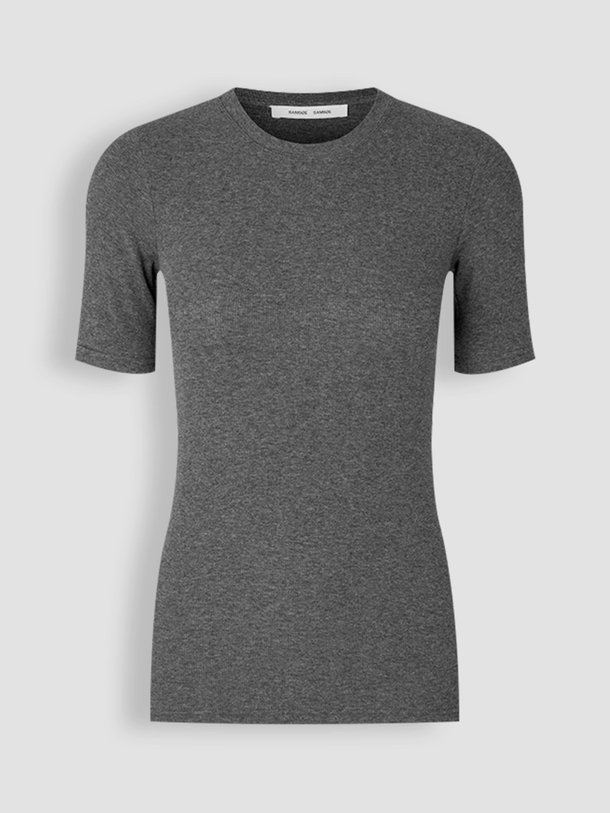 Ontdek de Saalexo organic cotton gemêleerd rib T-shirt van Samsoe Samsoe in de kleur grijs bij Orangebag. Op werkdagen voor 21:45 besteld, morgen in huis.