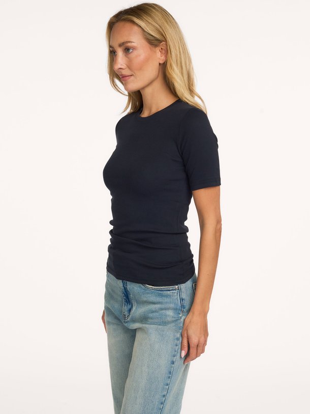 Samsoe Samsoe Saalexo - Organic Cotton T-Shirt - Donkerblauw Ontdek de Saalexo organic cotton T-shirt van Samsoe Samsoe in de kleur donkerblauw bij Orangebag. Op werkdagen voor 21:45 besteld, morgen in huis.