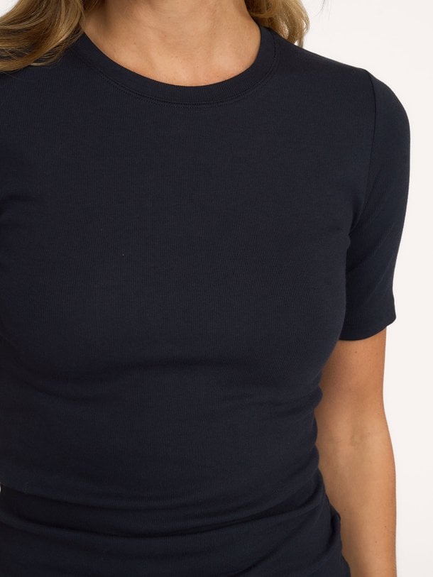 Samsoe Samsoe Saalexo - Organic Cotton T-Shirt - Donkerblauw Ontdek de Saalexo organic cotton T-shirt van Samsoe Samsoe in de kleur donkerblauw bij Orangebag. Op werkdagen voor 21:45 besteld, morgen in huis.