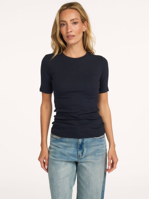 Samsoe Samsoe Saalexo - Organic Cotton T-Shirt - Donkerblauw Ontdek de Saalexo organic cotton T-shirt van Samsoe Samsoe in de kleur donkerblauw bij Orangebag. Op werkdagen voor 21:45 besteld, morgen in huis.