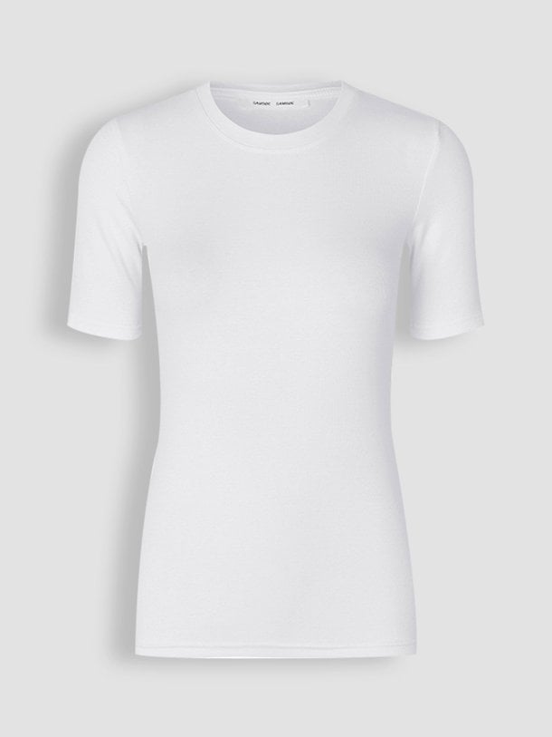 Ontdek de Saalexo organic cotton rib T-shirt van Samsoe Samsoe in de kleur wit bij Orangebag. Op werkdagen voor 21:45 besteld, morgen in huis.