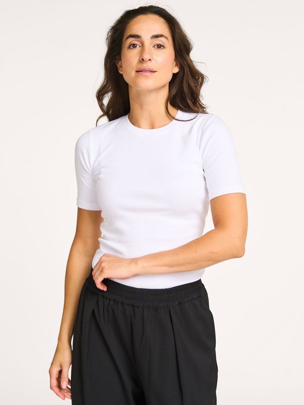 Ontdek de Saalexo organic cotton rib T-shirt van Samsoe Samsoe in de kleur wit bij Orangebag. Op werkdagen voor 21:45 besteld, morgen in huis.