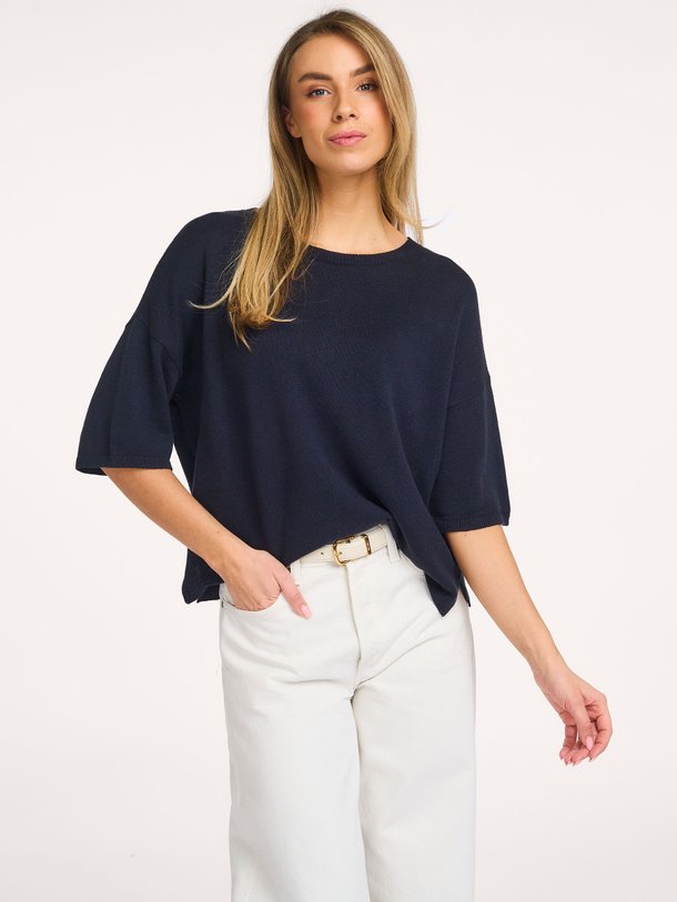 Ontdek de Ilona katoenmix trui van Knit-ted in de kleur Donkerblauw bij Orangebag. Op werkdagen voor 21:45 besteld, morgen in huis.