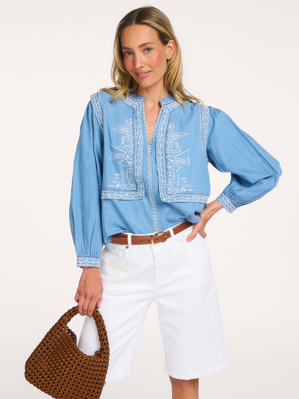 Ontdek de Laura denim top met borduursels van ba&sh in de kleur Blauw bij Orangebag. Op werkdagen voor 21:45 besteld, morgen in huis.