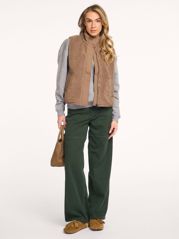 Ontdek de Safrost geweven teddy gilet van Samsoe Samsoe in de kleur Bruin bij Orangebag. Op werkdagen voor 21:45 besteld, morgen in huis.