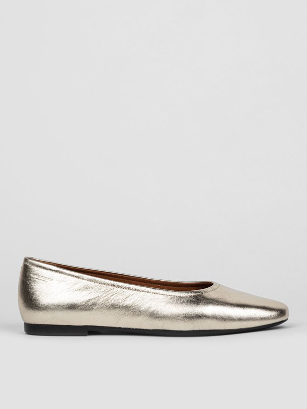 Ontdek de Jolin lederen metallic ballerina's van Vagabond Shoemakers in de kleur goudkleur bij Orangebag. Op werkdagen voor 21:45 besteld, morgen in huis.