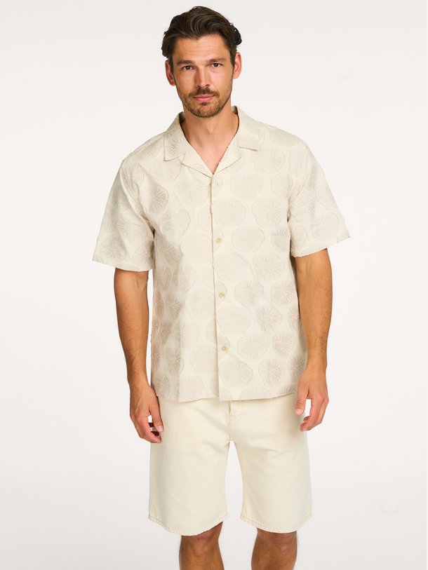 Ontdek de Dahlia Jacquard SS Shirt van Les Deux bij Orangebag. Op werkdagen voor 21:45 besteld, morgen in huis.