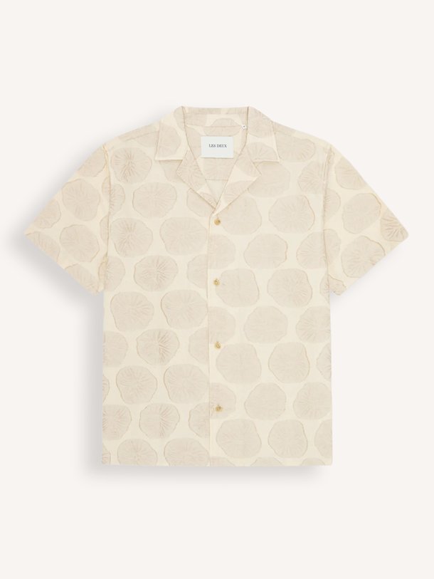 Ontdek de Dahlia Jacquard SS Shirt van Les Deux bij Orangebag. Op werkdagen voor 21:45 besteld, morgen in huis.