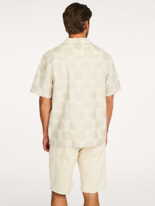Ontdek de Dahlia Jacquard SS Shirt van Les Deux bij Orangebag. Op werkdagen voor 21:45 besteld, morgen in huis.