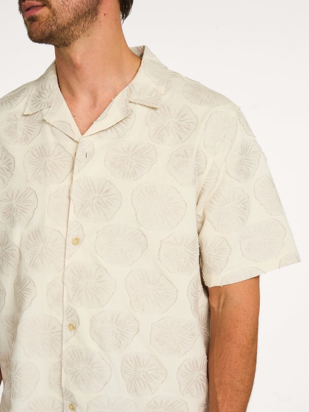 Ontdek de Dahlia Jacquard SS Shirt van Les Deux bij Orangebag. Op werkdagen voor 21:45 besteld, morgen in huis.
