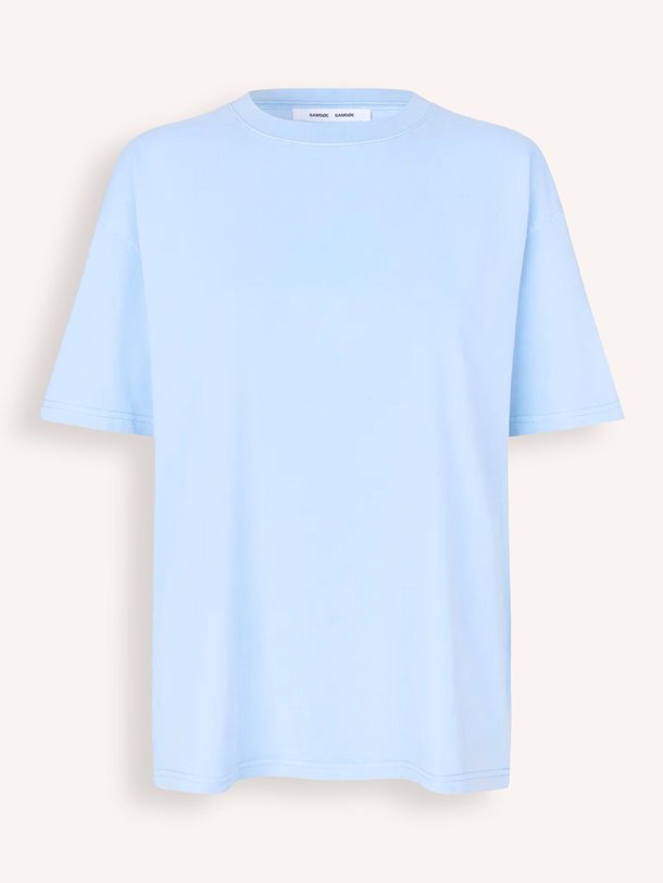 Ontdek de Eira organic cotton T-shirt van Samsoe Samsoe in de kleur Lichtblauw bij Orangebag. Op werkdagen voor 21:45 besteld, morgen in huis.