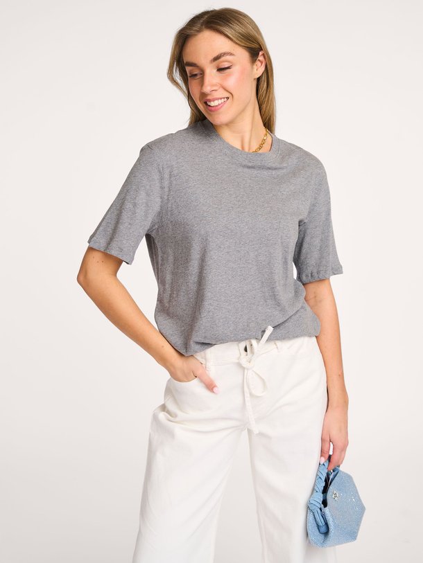 Ontdek de M537 Organic cotton gemêleerd T-shirt van Majestic Filatures in de kleur grijs bij Orangebag. Op werkdagen voor 21:45 besteld, morgen in huis.