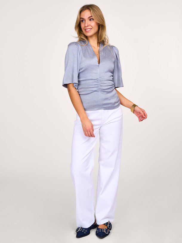 Ontdek de Bianca viscosemix top van Gestuz in de kleur grijsblauw bij Orangebag. Op werkdagen voor 21:45 besteld, morgen in huis.