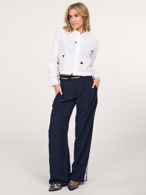 Ontdek de Ria katoenen blouse met borduursel van Co'Couture in de kleur wit bij Orangebag. Op werkdagen voor 21:45 besteld, morgen in huis.