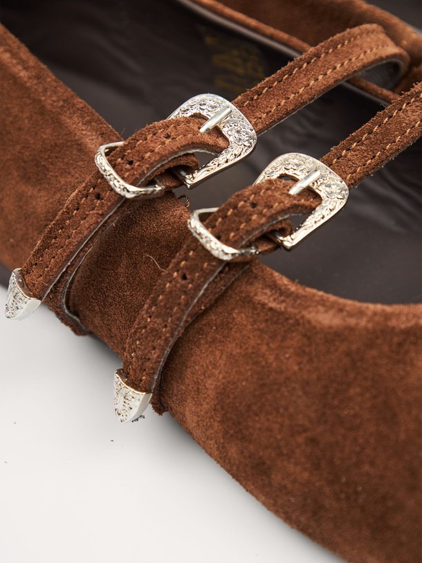 Ontdek de Vita suède ballerina's van Posa in de kleur Donkerbruin bij Orangebag. Op werkdagen voor 21:45 besteld, morgen in huis.