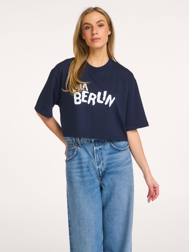 Ontdek de Katoenen cropped T-shirt van Lala Berlin in de kleur Donkerblauw bij Orangebag. Op werkdagen voor 21:45 besteld, morgen in huis.