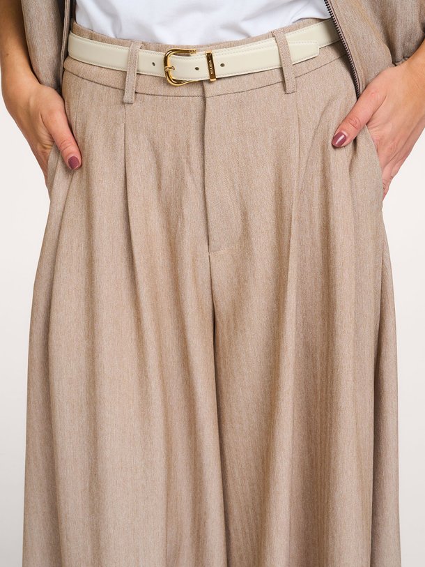 Ontdek de Marlo geweven broek van Co'Couture in de kleur Zand bij Orangebag. Op werkdagen voor 21:45 besteld, morgen in huis.