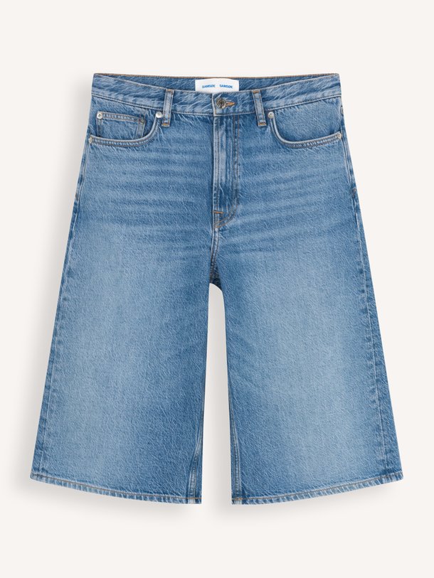 Ontdek de Satessa organic cotton short van Samsoe Samsoe in de kleur Blauw bij Orangebag. Op werkdagen voor 21:45 besteld, morgen in huis.