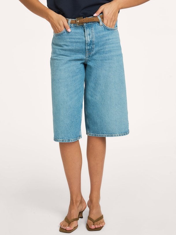 Ontdek de Satessa organic cotton short van Samsoe Samsoe in de kleur Blauw bij Orangebag. Op werkdagen voor 21:45 besteld, morgen in huis.