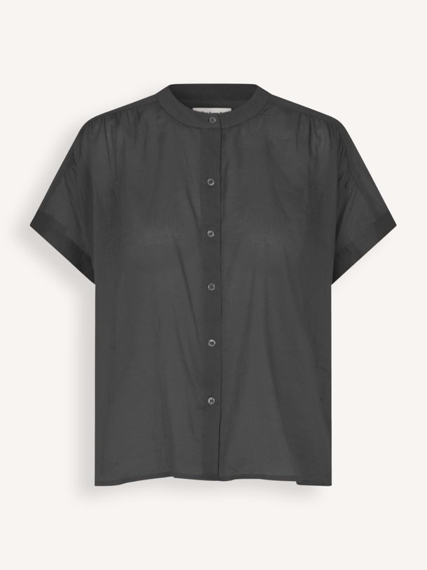 Lollys Laundry MyaLL Shirt SS online kopen | Orangebag Ontdek de MyaLL Shirt SS van Lollys Laundry bij Orangebag. Een luchtige katoenen blouse met korte mouwen en verfijnde details. Perfect voor elke zomerse dag.