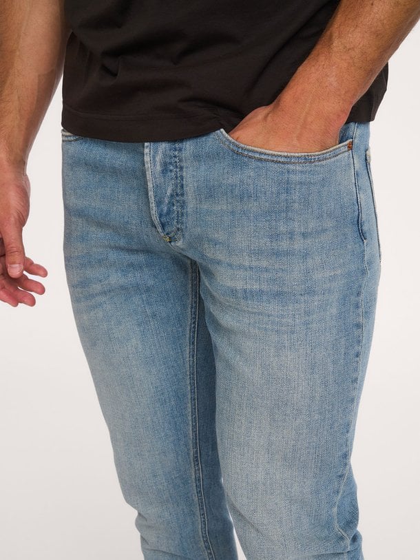 Ontdek de Razor regular waist slim fit jeans van Denham in de kleur blauw bij Orangebag. Op werkdagen voor 21:45 besteld, morgen in huis.