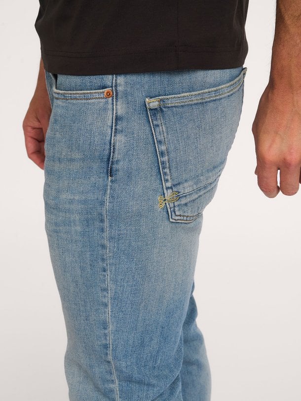 Ontdek de Razor regular waist slim fit jeans van Denham in de kleur blauw bij Orangebag. Op werkdagen voor 21:45 besteld, morgen in huis.