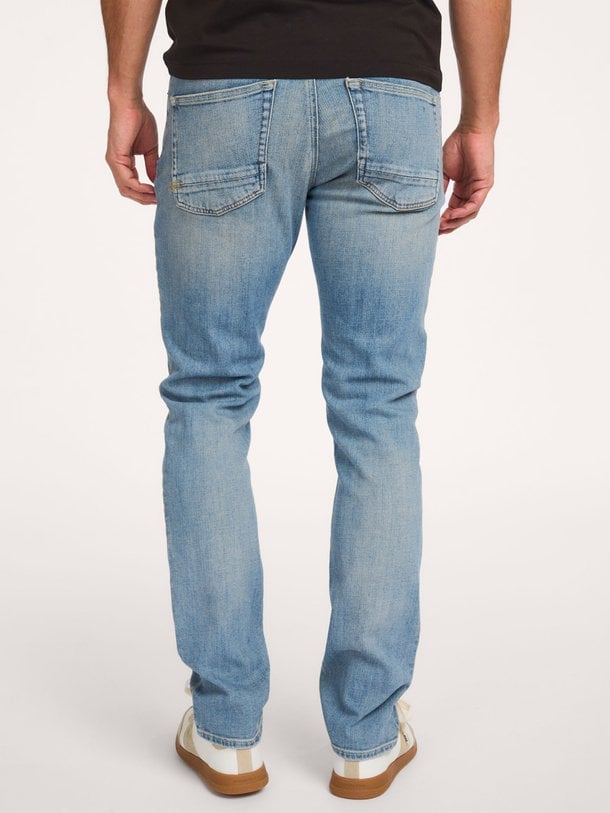 Ontdek de Razor regular waist slim fit jeans van Denham in de kleur blauw bij Orangebag. Op werkdagen voor 21:45 besteld, morgen in huis.
