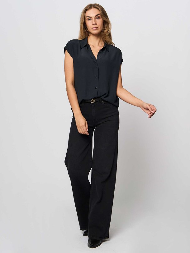 Ontdek de Kiek eco vero viscose blouse van By-Bar in de kleur antraciet bij Orangebag. Op werkdagen voor 21:45 besteld, morgen in huis.