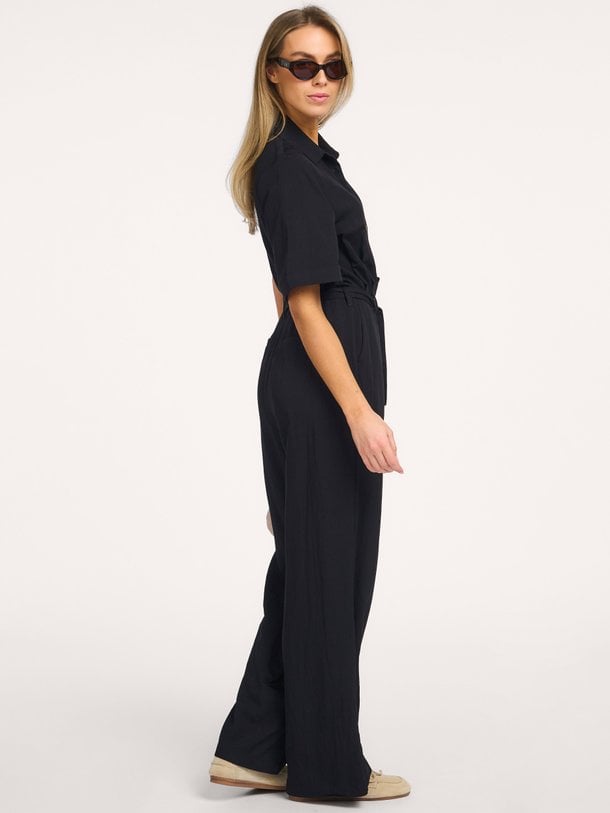 Ontdek de Agnete viscosemix jumpsuit van Modstrom in de kleur Zwart bij Orangebag. Op werkdagen voor 21:45 besteld, morgen in huis.