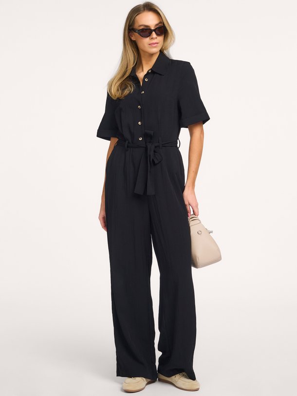 Ontdek de Agnete viscosemix jumpsuit van Modstrom in de kleur Zwart bij Orangebag. Op werkdagen voor 21:45 besteld, morgen in huis.