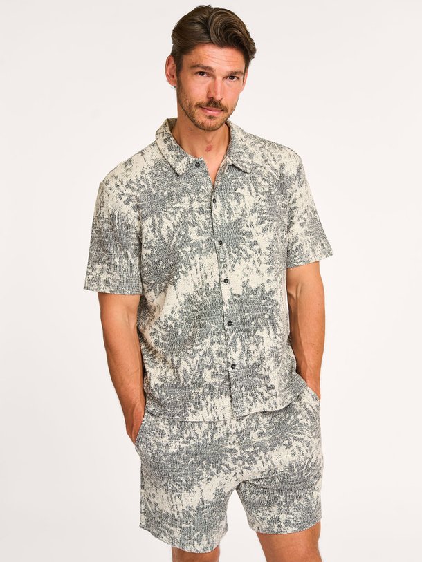 Ontdek de Sakvist katoenmix overhemd met dessin van Samsoe Samsoe in de kleur ecru bij Orangebag. Op werkdagen voor 21:45 besteld, morgen in huis.