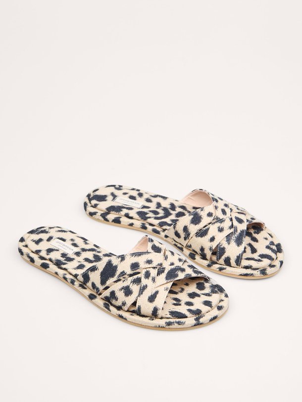 Ontdek de Slippers met leopard dessin van Anonymous Copenhagen in de kleur zand bij Orangebag. Op werkdagen voor 21:45 besteld, morgen in huis.
