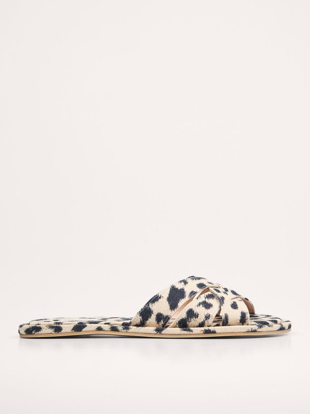 Ontdek de Slippers met leopard dessin van Anonymous Copenhagen in de kleur zand bij Orangebag. Op werkdagen voor 21:45 besteld, morgen in huis.