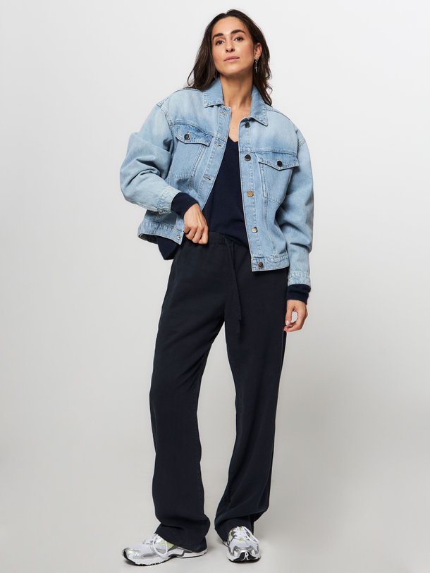 Ontdek de Sahoysa lyocell broek van Samsoe Samsoe in de kleur donkerblauw bij Orangebag. Op werkdagen voor 21:45 besteld, morgen in huis.