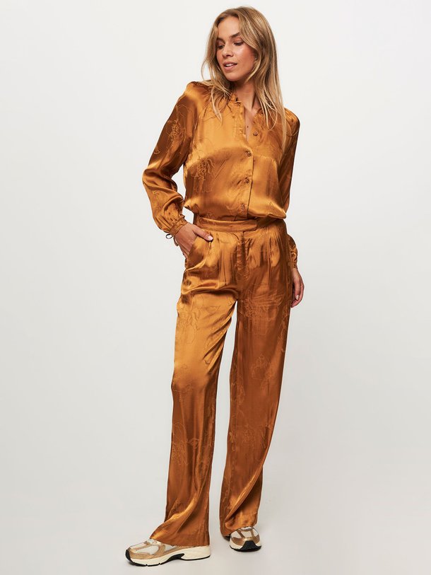 Ontdek de Nyla viscose/rayonmix broek met dessin van Another-Label in de kleur brons bij Orangebag. Op werkdagen voor 21:45 besteld, morgen in huis.